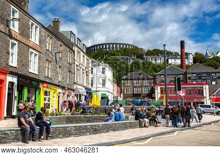 Oban, Scotland, Uk - 29 July 2015: The Colourful Waterfront Shops And Cafes Of Oban, With Tourists E