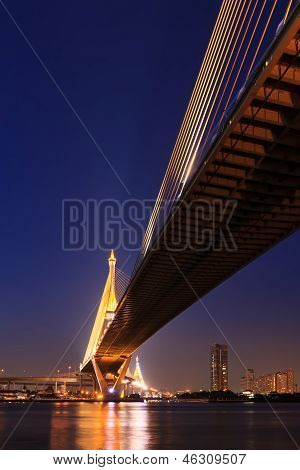 แม่ใหญ่สะพานมากกว่าน้ำเจ้าพระยาที่ Twillight