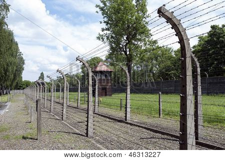 OSVĚTIMI - 26. května: Barbwire plot v bývalém německém koncentračním táboře v Osvětimi, Polsko termín květen