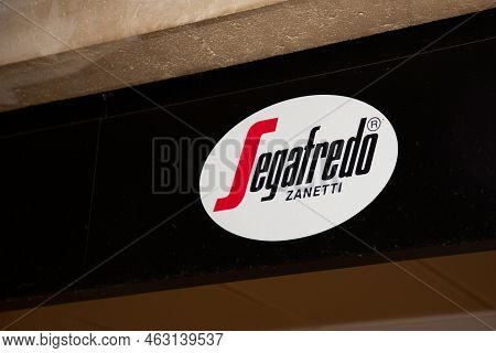 Bordeaux , Aquitaine  France - 01 10 2022 : Segafredo Zanetti Sign Brand And Text Logo For Cafe And 