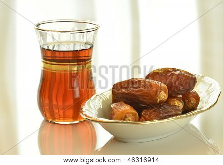Arabisk sort te og datoer