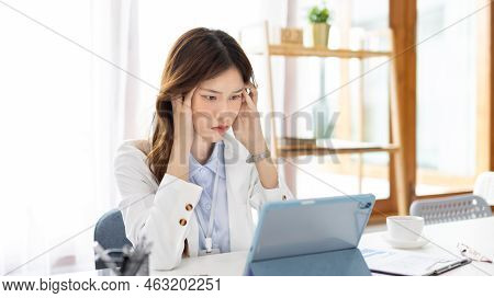 Female worker was disappointed by the mistake she had made, Despair or disappointment, Sad feeling, 
