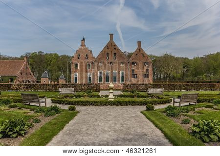 Seitenansicht einer alten niederländischen Mansion-Menkemaborg