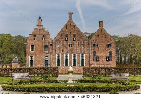 Seitenansicht einer alten niederländischen Mansion-Menkemaborg