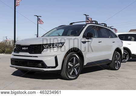 Indianapolis - Circa October 2022: Kia Sorento Display At A Dealership. Kia Offers The Sorento In Lx