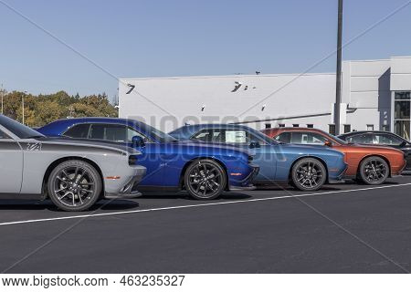 Indianapolis - Circa October 2022: Dodge Challenger Display. Stellantis Offers The Challenger In Sxt