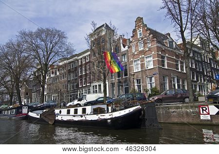 Gay Pride flaga nad kanałem w Amsterdamie.