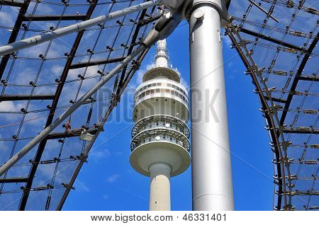 : Wieża stadionu olimpijskiego Olympiapark w Monachium