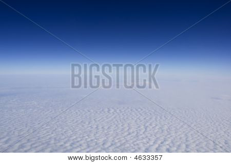 真っ青な空と成層圏からの高い雲