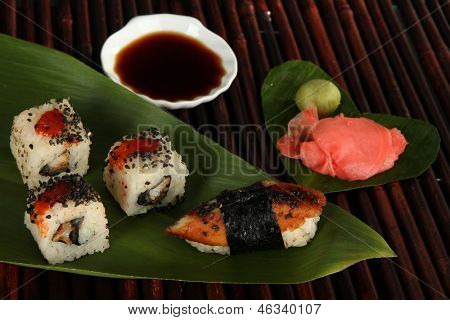 Velsmagende Maki sushi - Roll på grønne blade på bambus mat