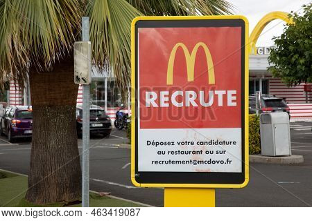 Bordeaux , Aquitaine  France - 10 10 2022 : Mcdonald Recrute Text Sign Means Restaurant Recruit Bran