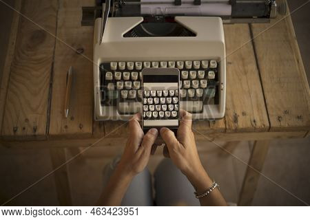 Concept Of Write And Work  With Old And Modern New Technlology - Typwriter And Modern Cellular Mobil