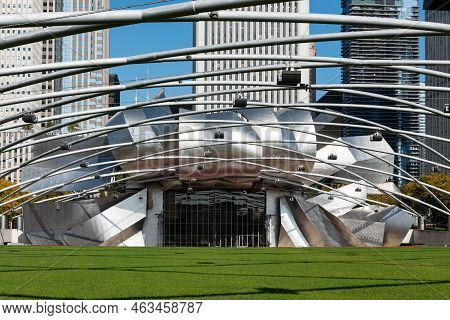 October 14, 2018, Millenium Park, Chicago, Illinois, Usa : Famous Entrance Of The Millenium Park In 
