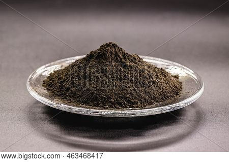 Granulated Hematite, A Natural Mineral Based On Iron Oxide, Applied In Foundry Molds, Paints, Coatin