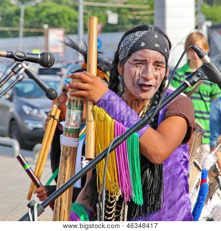Gruppo di indiano nativi americani riprodurre musica