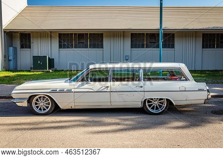 Falcon Heights, Mn - June 19, 2022: High Perspective Side View Of A 1963 Buick Invicta Station Wagon