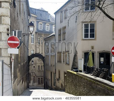 Lucembursko. Malé uličce starého města.