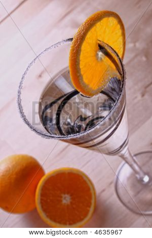 Vidrio con naranjas y una copa cóctel helado