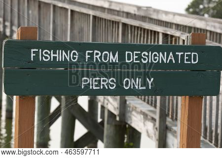 Poverty Point Reservoir State Park, Delhi, Louisiana/united States - September 11 2021: Green Sign A