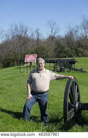 South Fort, Vicksburg, Mississippi/usa  - March 03 2018: Elderly Man Standing Next To A Canon On At 