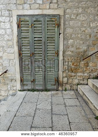 Vecchio porta verde dell'otturatore