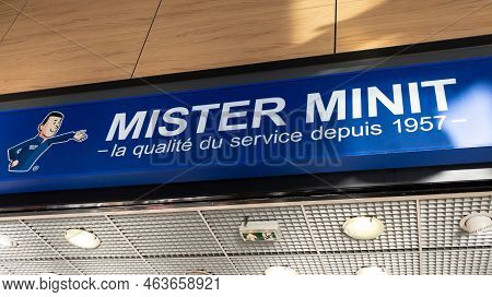 Bordeaux , Aquitaine  France - 10 10 2022 : Mister Minit Logo Brand Franchise And Text Sign Shoes Re