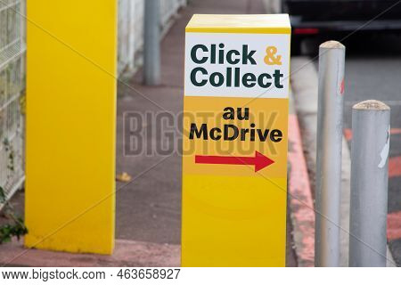Bordeaux , Aquitaine  France - 10 10 2022 : Mcdonalds Mcdrive Click And Collect Text Sign And Brand 