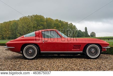 Brummen, Province Gelderland, The Netherlands, 15.10.2022, Side View Of Classic Chevrolet Corvette S