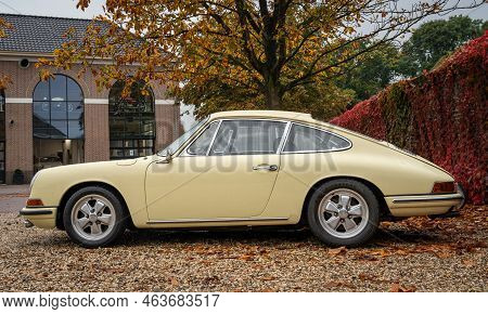 Brummen, Province Gelderland, The Netherlands, 15.10.2022, Side View Of Old Timer Porsche 912 From T