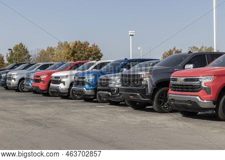 Plainfield - Circa October 2022: Chevrolet Silverado 1500 Display. Chevy Offers The Silverado In Wt,
