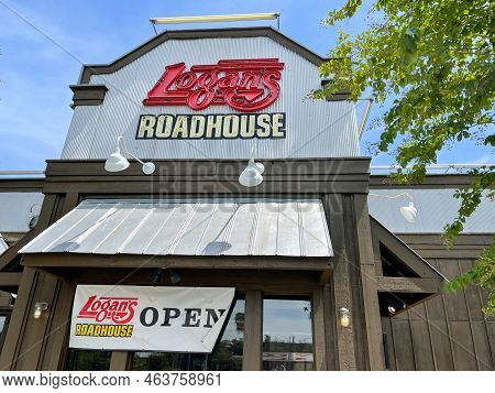The Front Exterior Of A Logan's Roadhouse In Orlando, Florida.
