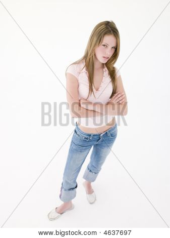 Ragazza adolescente con braccia incrociate accigliato