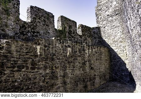 Llandeilo, Carmarthenshire, Wales, Uk - April 15: Ruined Dinefwr (dynevor) Castle Overlooking The Ri