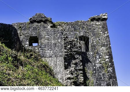 Llandeilo, Carmarthenshire, Wales, Uk - April 15: Ruined Dinefwr (dynevor) Castle Overlooking The Ri