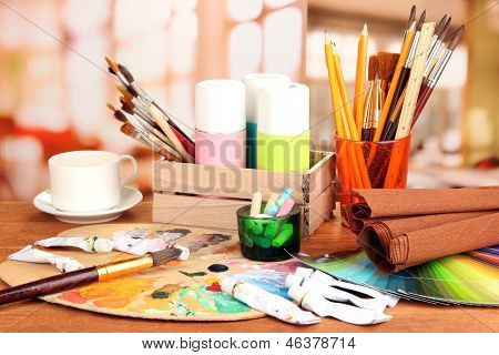 Künstlerische Ausstattung: Farbe, Pinsel und Kunst-Palette