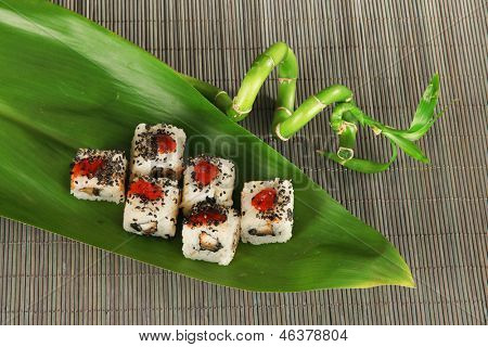 Velsmagende Maki sushi - Roll på grønne blade på måtten