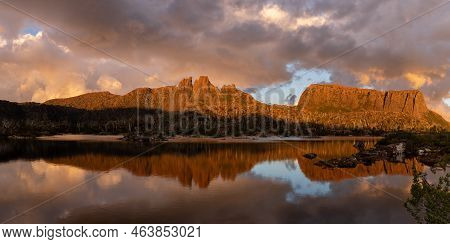 Early Sunset Shot Mt Geryon And Lake Elysia At The Labyrinth In Cradle Mountain-lake St Clair Nation