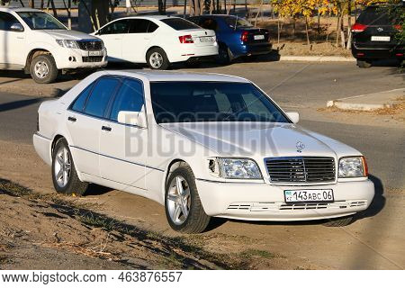 Atyrau, Kazakhstan - October 17, 2022: White Classic Luxury Car Mercedes-benz S-class (w140) In The 