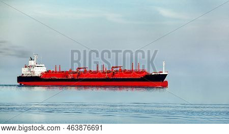 Long Oil And Gas Petrochemical Tanker Offshore In Opensea With 3 Red Tanks For Liquefied Gas, Refine