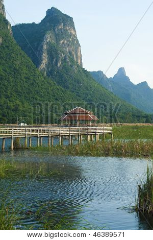 Træ bro i lotus lake i khao sam roi yod national park, thailand