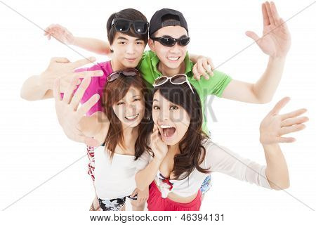 กลุ่มหนุ่มสาวเอเชียมีความสุขเพลิดเพลินกับของร้อน