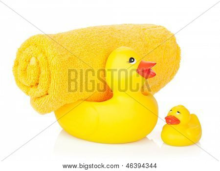 Canard en caoutchouc avec la serviette de bain. Isolé sur fond blanc