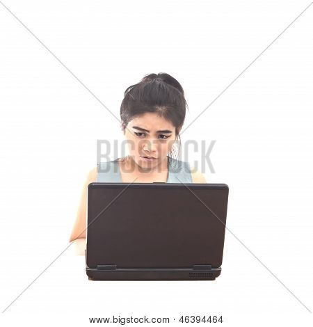 Giovane donna utilizzando Computer