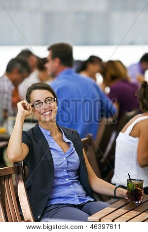 Smuk ung kvinde sidder i en Restaurant haver