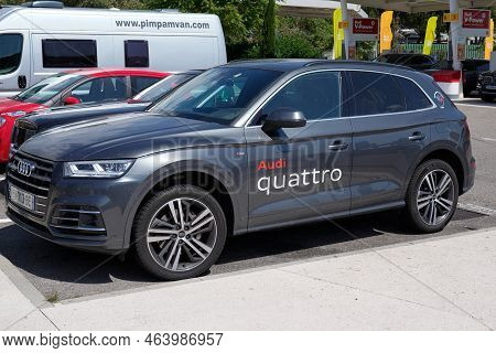 Bordeaux , Aquitaine  France - 10 10 2022 : Audi Q5 Quatro Suv Logo Brand And Text Sign Modern New C