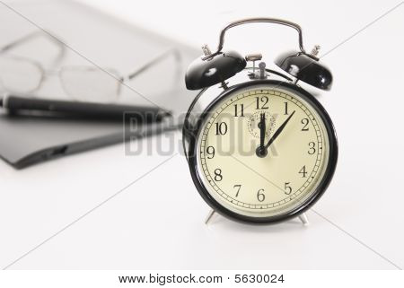 Obraz z Retro budík a obchodních objektů na pracovišti, časové pojmy-přestávky