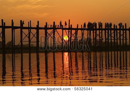 U bein sillan auringonlaskun Amarapura lähellä Mandalay, Myanmar (Burma)