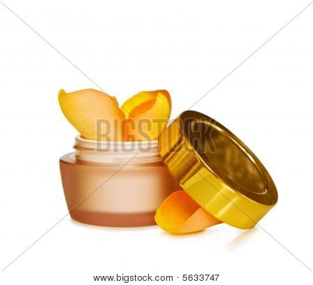 Cuidados com a pele natural - creme de rosto com rosas