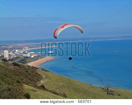 Parapente voando sobre a cabeça de Beachy