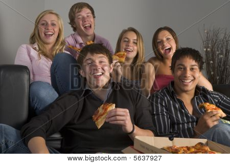 Jugendliche, die Spaß und Essen pizza